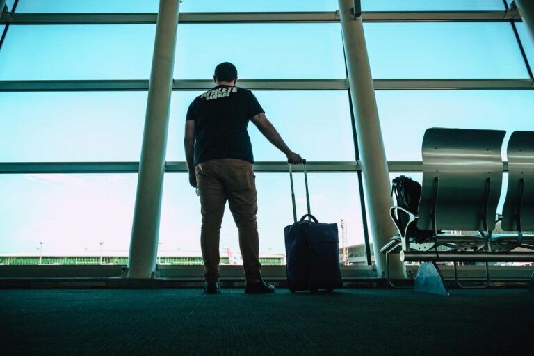 Comment préparer une valise légère pour des vacances sans stress