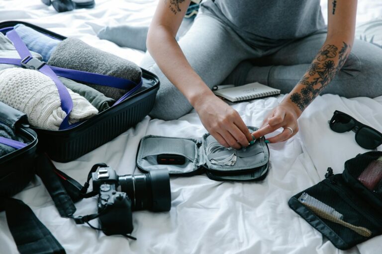 Comment voyager léger : astuces pour une valise efficace