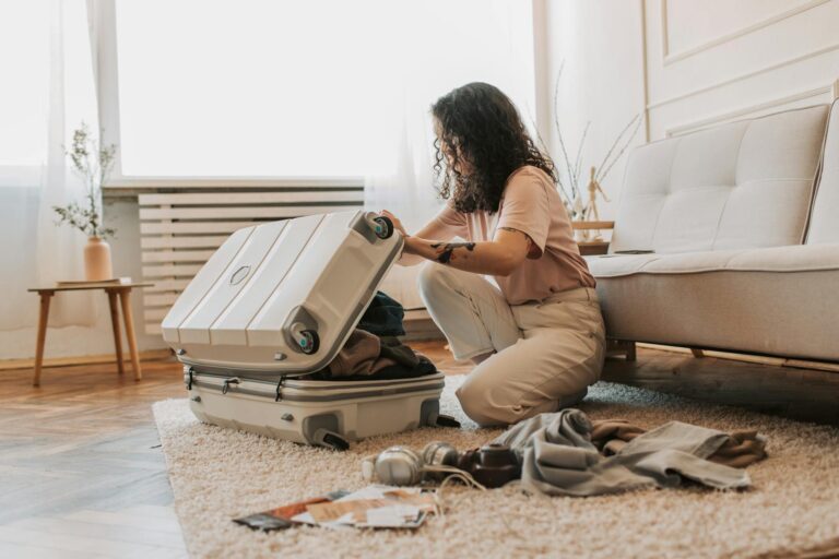 Comment préparer une valise légère pour un voyage réussi