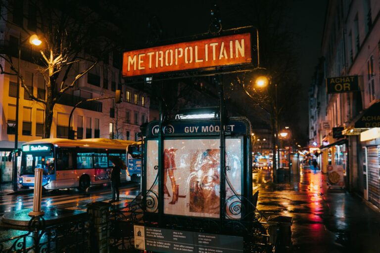 Consignes intelligentes à Paris : comment les casiers simplifient la visite de la ville