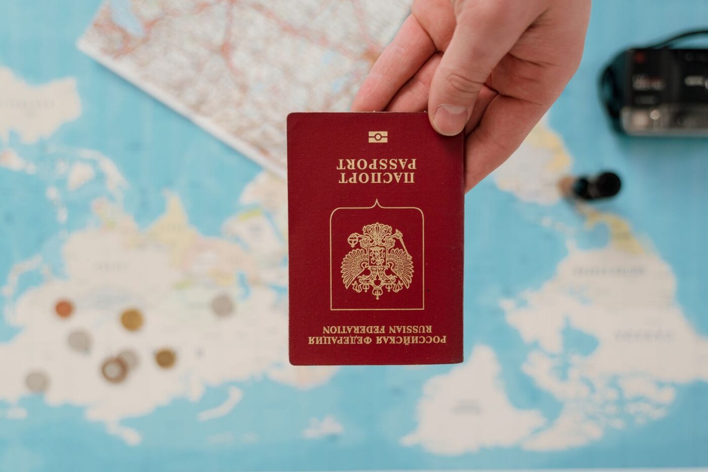 Où poser ses valises quand on travaille à distance : choisir entre visa nomade et résidence locale